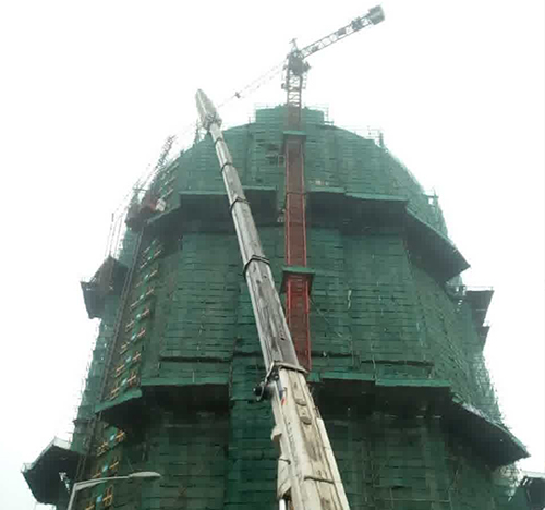潮安吊车在工地上作业
